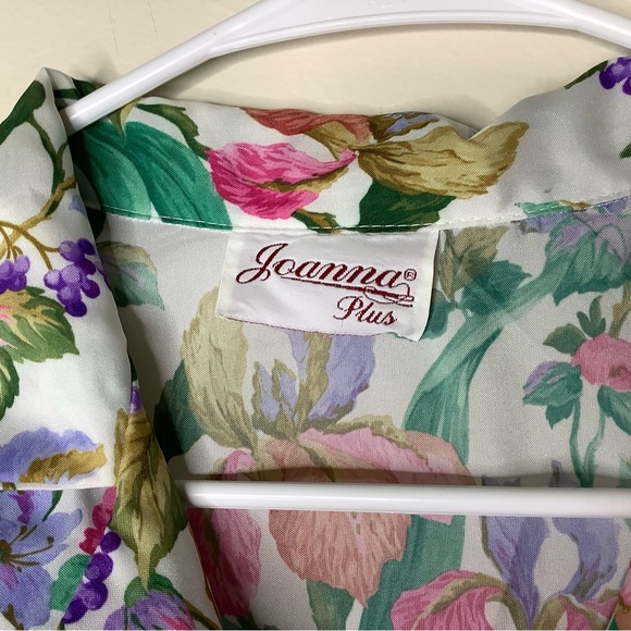 < Vintage Joanna Plus Floral Top With Pearl Buttons > - Picture 3 of 4